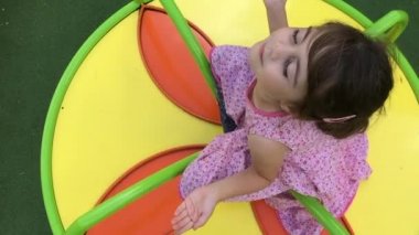 Ağır çekim bir atlıkarınca Bahçesi bir kız.