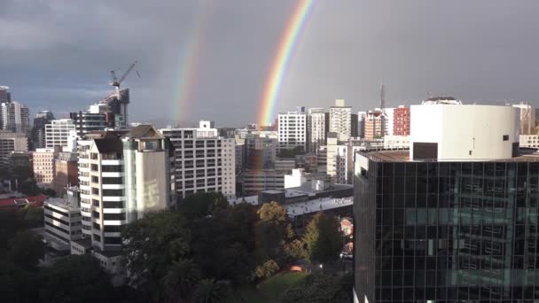 Doble arco iris sobre la ciudad skylin — Vídeos de Stock