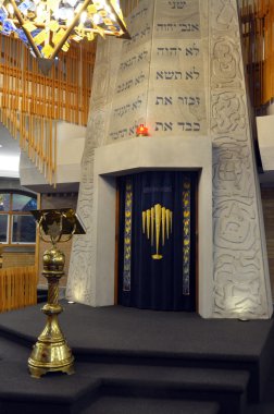 Auckland - 01 Nisan 2016: Tevrat ark Yahudi Sinagog, Tevrat scrolls içeren bir süs dolap.