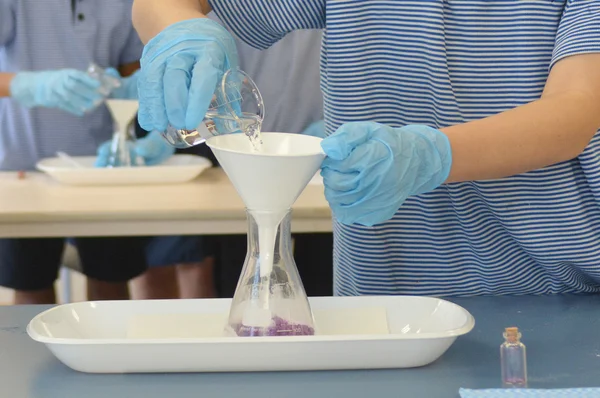 Pupils carrying out experiment — Stock Photo, Image