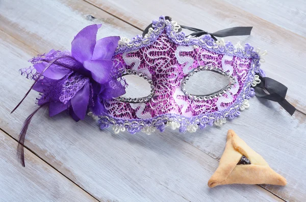 Purim Mask with Hamantaschen cookie — Stock Photo, Image