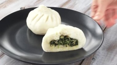 Raylı hareketli video Chines kadının hizmet Çin böreği bir tabak 