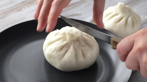 Chines mujer cortes a medio un chino dumpling — Vídeo de stock