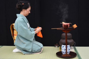 Auckland - 10 Nisan 2016:Japanese çay töreni. Çay yolu tören hazırlanması ve matcha sunumunu içeren bir Japon kültürel etkinlik yeşil çay tozu, son ilâ dört saat.