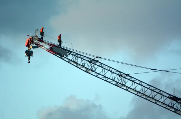 Operadores de grúas caminan en una grúa torre — Foto de Stock