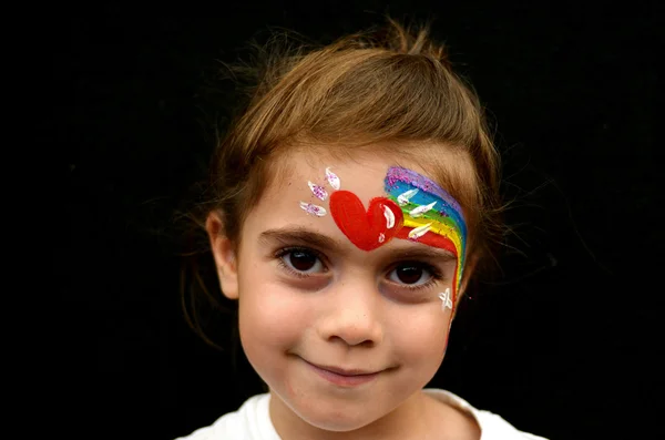 Rainbow ile boya yüz kızla — Stok fotoğraf