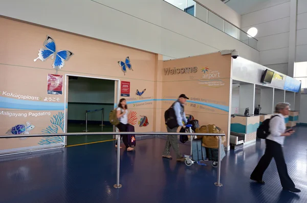 Yolcular Cairns Airport Queensland Avustralya'ya varmak — Stok fotoğraf