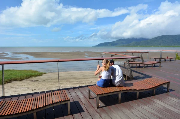 Couple profite du paysage de Cairns Esplanade dans le Queensland — Photo