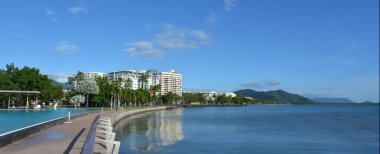 Cairns sahil siluetinin panoramik manzarası