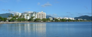 Cairns sahil siluetinin panoramik manzara görünümü
