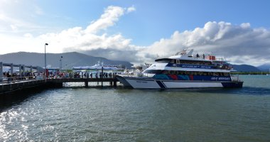 Qu Cairns Marlin Marina bir cruise teknede yatılı Ziyaretçiler