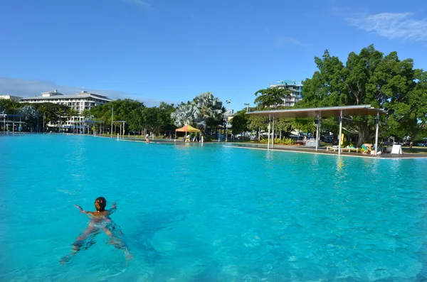 Frau schwimmt in Cairns Esplanade schwimmende Lagune in Queensland aus — Stockfoto