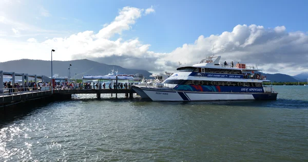 Návštěvníci nastoupí na výletní lodi v Cairns Marlin Marina v qu — Stock fotografie