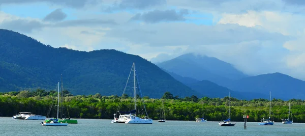 Yachtboote motzen am Eingang zur Dreifaltigkeitsbucht — Stockfoto