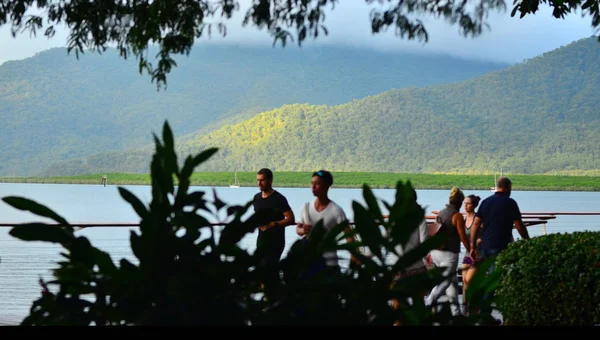 Besökare promenader i Cairns Esplanade i Queensland Australien — Stockfoto