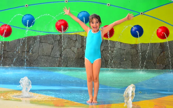 小女孩在凯恩斯滨海艺术中心公共水上乐园玩得很开心 — 图库照片