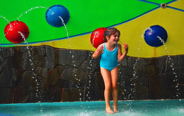 Little girl having fun in Cairns Esplanade public water park in — Stock Photo, Image