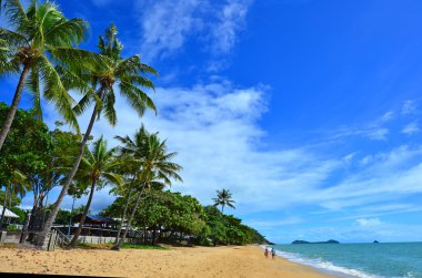 Trinity beach yakınındaki Cairns Queensland Avustralya çift yürür