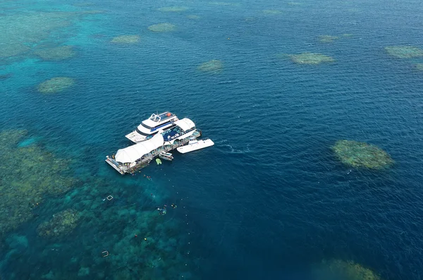 Veduta aerea della barriera corallina con piattaforma di immersione marina e barche al — Foto Stock