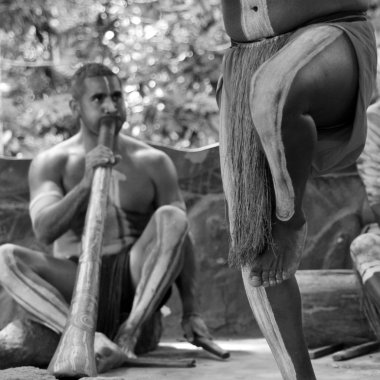 Yerli man oyun yerli müzik didgeridoo üzerinde