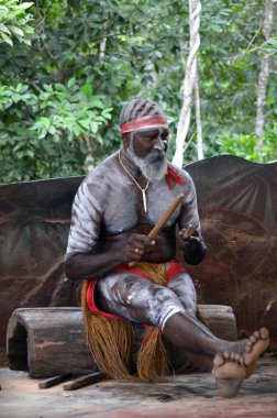 Yirrganydji Aborjin adam oyun Clapstick ile yerli müzik