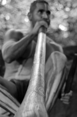 Yerli man oyun yerli müzik didgeridoo üzerinde