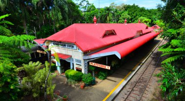 Kuranda tren istasyonunun Queenland Avustralya'da havadan görünümü