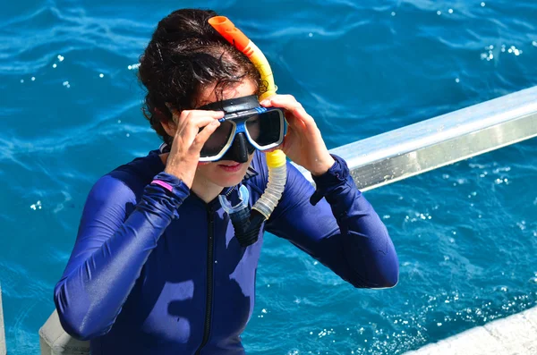 Woman prepare to  snorkeling dive — Zdjęcie stockowe