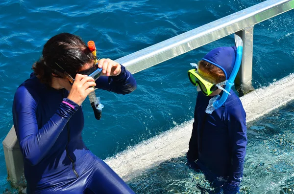 Madre e figlia si preparano a fare snorkeling immersione — Foto Stock