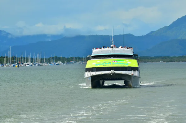 Great Barrier Reef Cruise boat sail out from Cairns in Queenslan — Stock Photo, Image