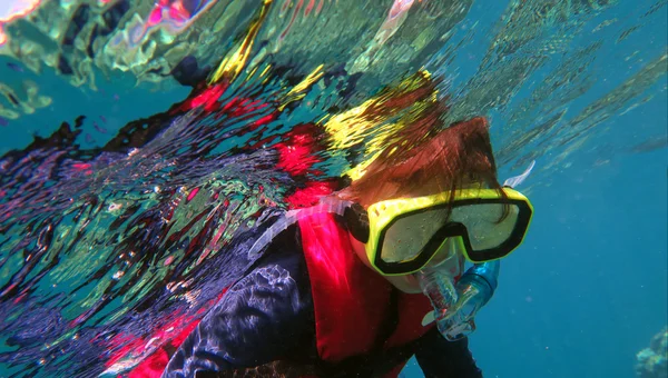 Liten flicka snorkling — Stockfoto