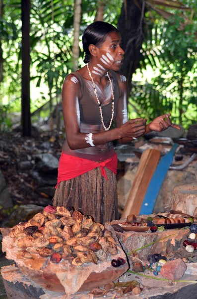 Yirrganydji Mujer aborigen explicar acerca de los frutos y semillas f —  Fotos de Stock