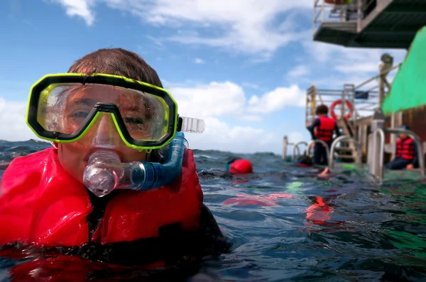 Klein meisje bereidt zich voor op snorkel duik — Stockfoto