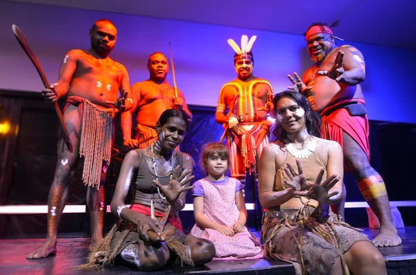 Маленькая девочка сфотографирована с коренными австралийцами — стоковое фото