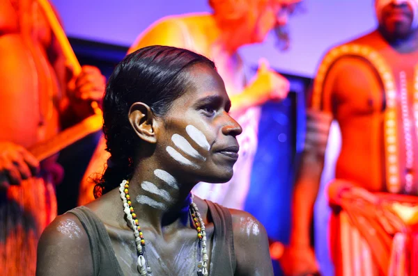Yirrganydji Aboriginal woman and men in Queensland Australia — Zdjęcie stockowe