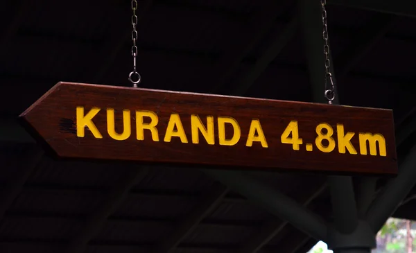 Señal de flecha muestra el camino a la ciudad de Kuranda en Queensland Austra —  Fotos de Stock