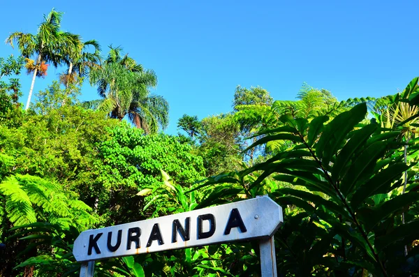 Houten wegwijzer Kuranda stad in Queensland, Australië — Stockfoto