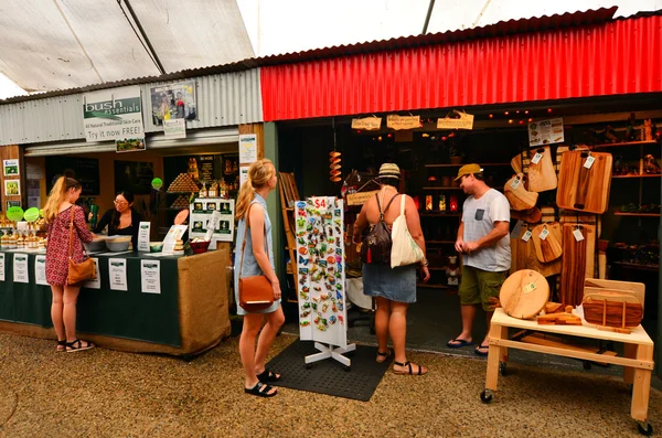 Einkäufer auf den traditionellen märkten in kuranda queensland australia — Stockfoto