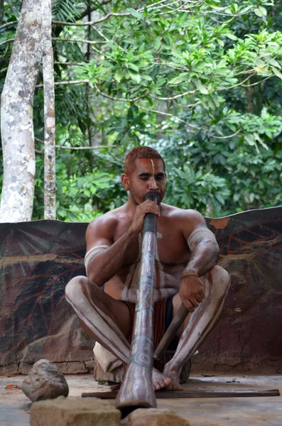 Yirrganydji Homem aborígine toca música aborígine no didgeridoo — Fotografia de Stock