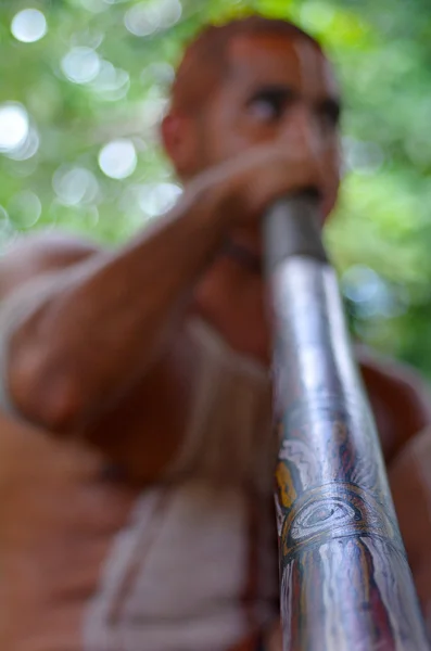 Yirrganydji El hombre aborigen toca música aborigen en didgeridoo — Foto de Stock