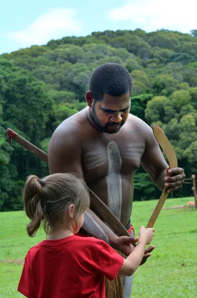 Wojownik Yirrganydji Aboriginal uczy dziewczynki jak thro — Zdjęcie stockowe