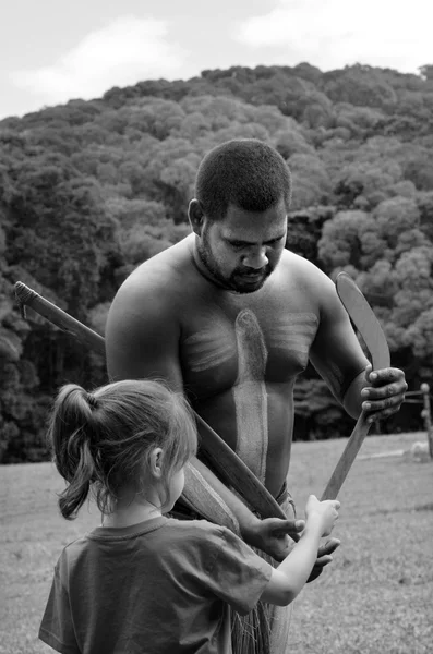 Yirrganydji Guerrero aborigen enseña a una niña cómo thro —  Fotos de Stock