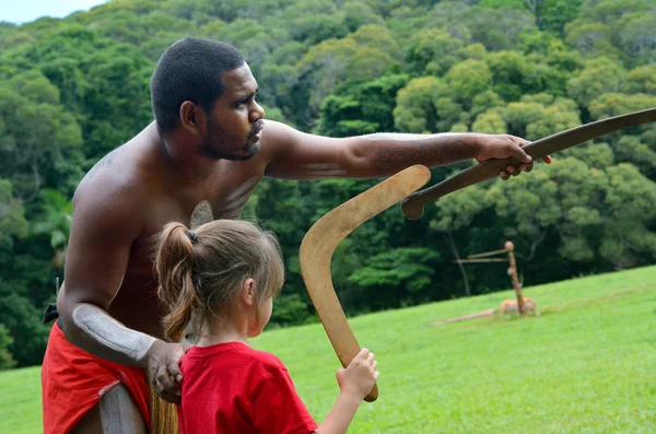 Yirrganydji Aboriginal warrior een meisje leert hoe thro — Stockfoto