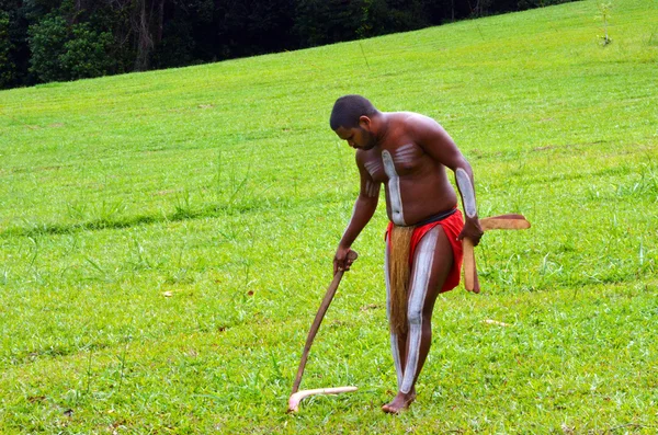 Yirrganydji guerriero aborigeno raccogliere boomerang — Foto Stock