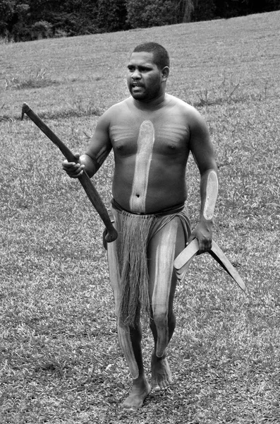 Yirrganydji Guerreiro aborígine carrega bumerangues — Fotografia de Stock