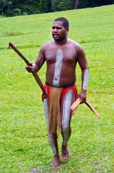 Yirrganydji Aboriginal warrior carry Boemerangs — Stockfoto