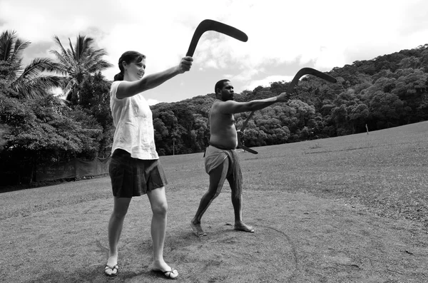 Yirrganydji guerreiro aborígine ensina uma jovem mulher a tropeçar — Fotografia de Stock