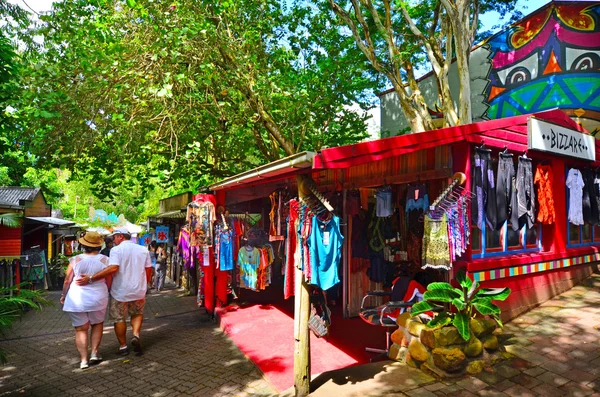 Winkelend publiek op de markten van het oorspronkelijke regenwoud in Kuranda Queensla — Stockfoto
