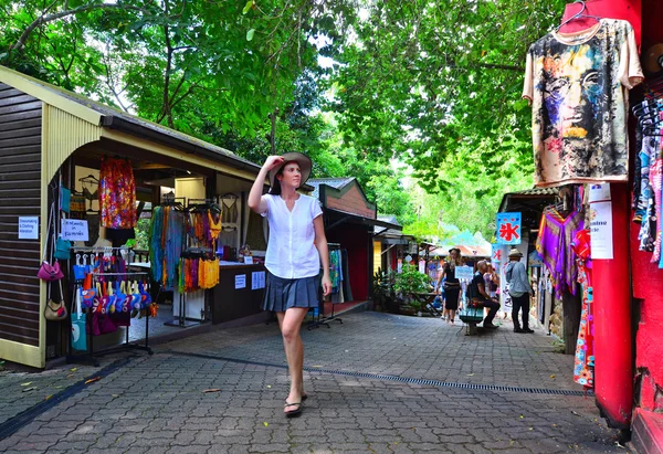 Winkelend publiek op de markten van het oorspronkelijke regenwoud in Kuranda Queensla — Stockfoto