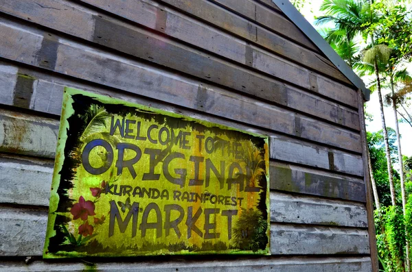Zeichen der ursprünglichen Regenwaldmärkte in Kuranda Queenland a — Stockfoto